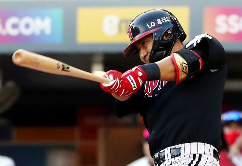 엘지 트윈스 김민성이 25일 인천 에스에스지 랜더스필드에서 열린 2022 KBO리그 에스에스지 랜더스와 경기에서 연장 10회초 만루 홈런을 치고 있다. 인천/연합뉴스