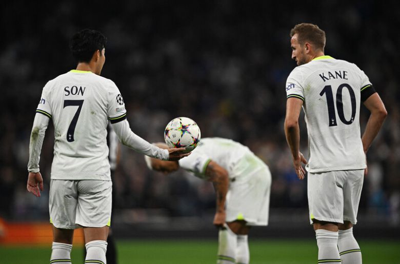 토트넘 홋스퍼 손흥민(왼쪽)이 13일(한국시각) 영국 런던 토트넘 홋스퍼 스타디움에서 열린 프랑크푸르트(독일)와 2022∼2023시즌 유럽축구연맹 챔피언스리그 조별리그 D조 4차전에서 페널티킥 키커로 나선 팀 동료 해리 케인에게 공을 건네고 있다. 런던/로이터 연합뉴스
