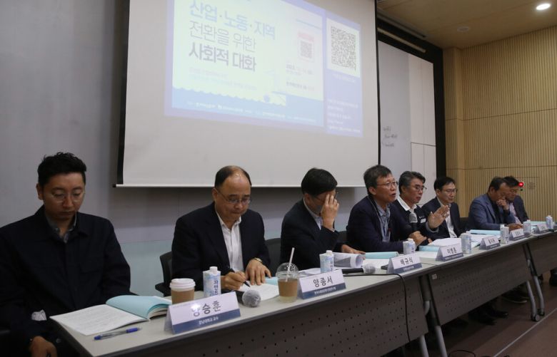 지난 14일 서울 마포구 한겨레신문사 청암홀에서 열린 '조선업의 산업·노동·지역 전환을 위한 사회적 대화' 토론회에서 참가자들이 발언을 하고 있다. 신소영 기자 viator@hani.co.kr