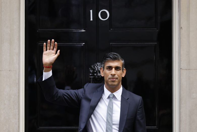 리시 수낵 영국 신임 총리가 25일(현지시각) 런던 버킹엄궁에서 찰스 3세 국왕에게 내각 구성 요청을 받은 뒤 런던 다우닝가 10번지 총리실 앞에 도착해 손들어 인사하고 있다. EPA 연합뉴스