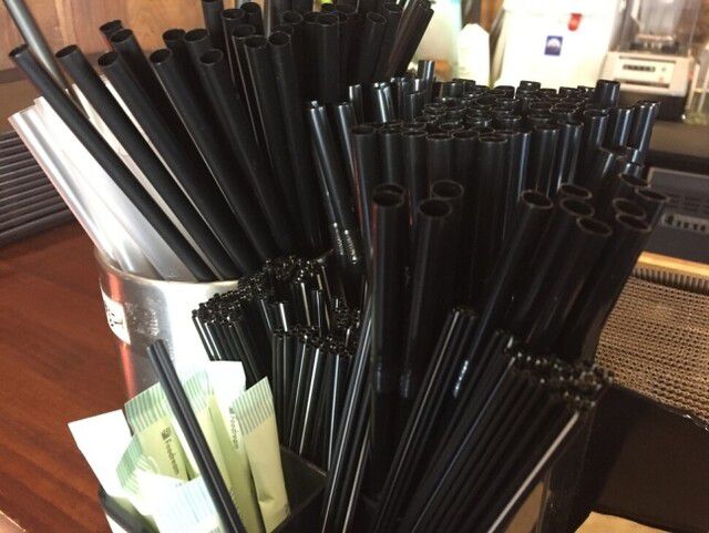 환경부가 24일부터 카페에서 플라스틱 빨대와 젓는 막대 사용을 금지하는 ‘자원 재활용법’을 적용하면서 1년간의 계도기간을 두겠다고 밝히면서 ‘정책 후퇴’라는 비판과 함께 현장의 혼란이 가중되고 있다. 연합뉴스