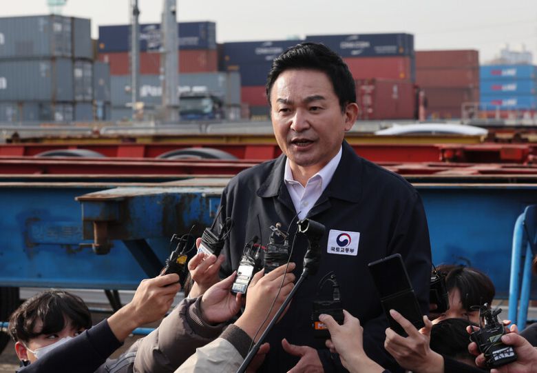 안전운임제 일몰제 폐지와 적용 차종·품목 확대 등을 요구하며 화물연대가 파업에 돌입한 24일 오전 경기도 의왕시 내륙컨테이너기지(ICD)에서 열린 긴급현장상황회의에서 원희룡 국토교통부 장관이 취재진 질문에 답하고 있다. 연합뉴스