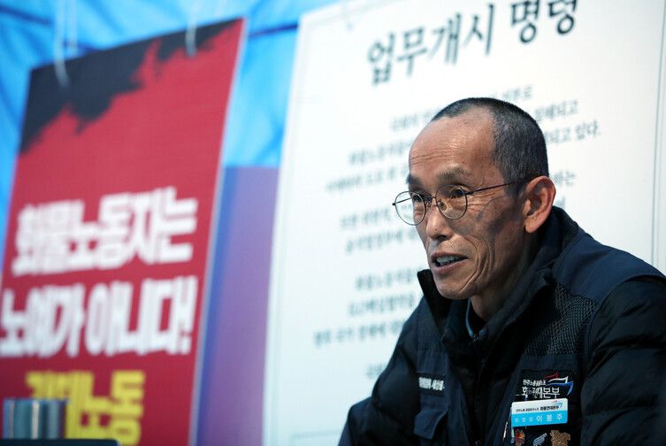 이봉주 화물연대 위원장이 13일 오전 서울 여의도 국회 앞 농성장에서 <한겨레>와 인터뷰를 하고 있다. 신소영 기자 viator@hani.co.kr