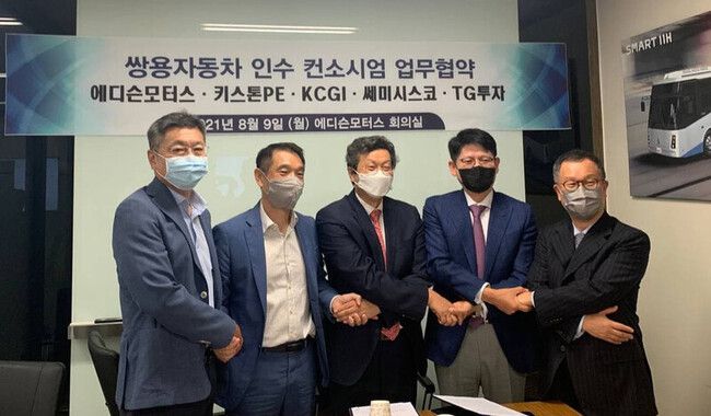 사진 가운데가 강영권 에디슨모터스 대표. 에디슨모터스 제공