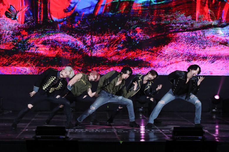 그룹 투모로우바이투게더가 26일 오후 서울 강남구 코엑스 오디토리움에서 열린 다섯번째 미니 앨범 <이름의 장:템테이션> 미디어 쇼케이스에 참석해 무대를 선보이고 있다. 빅히트뮤직 제공