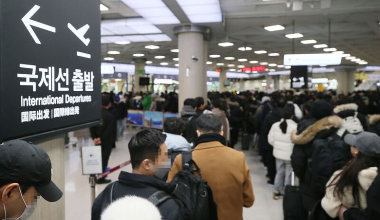 지난달 25일 제주공항 운항이 재개되자 폭설과 강풍으로 발이 묶인 관광객과 도민들이 한꺼번에 공항에 몰리면서 3층 출발장이 혼잡을 빚고 있다. 연합뉴스