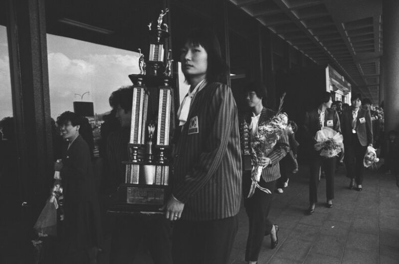 제10회 아시아 여자농구 선수권대회에서 우승한 뒤 김포공항을 통해 입국하는 박찬숙 현 서대문구 여자농구단 감독(왼쪽 둘째)과 김영희씨(왼쪽 셋째). 연합뉴스