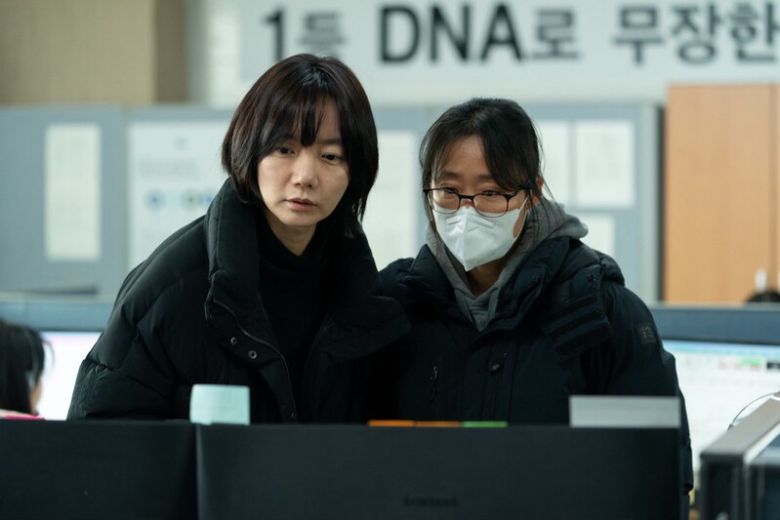 영화 <다음 소희>의 주연배우 배두나(왼쪽)와 정주리 감독. 트윈플러스파트너스 제공