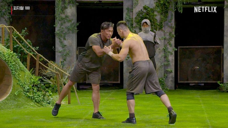 넷플릭스 서바이벌 예능 <피지컬: 100> 스틸컷. 넷플릭스 제공