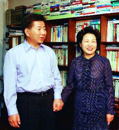 노무현(왼쪽) 대통령이 부인 권양숙(오른쪽) 여사와 함께 민주당 대선 후보 시절인 2002년 8월 서울 명륜동 자택의 서재를 기자들에게 공개하고 있다. 연합뉴스