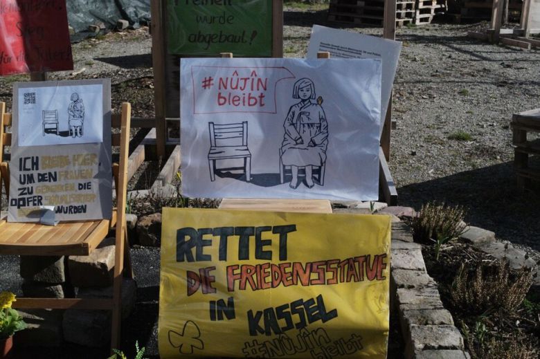 15일(현지시각) 독일 헤센주 카셀대 학생회관 앞 공간. 대학이 지난 9일 이곳에 있던 ‘평화의 소녀상’을 기습 철거한 뒤 학생과 시민이 “소녀상을 되돌려놓으라”며 설치한 손팻말이 소녀상이 앉아 있어야 할 자리에 대신 놓여 있다. 카셀/노지원 특파원