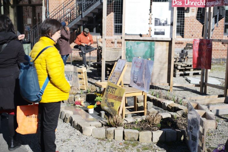 15일(현지시각) 독일 헤센주 카셀대 학생회관 앞 공간. 대학이 지난 9일 이곳에 있던 ‘평화의 소녀상’을 기습 철거한 뒤 학생과 시민이 “소녀상을 되돌려놓으라”며 설치한 손팻말이 소녀상이 앉아 있어야 할 자리에 대신 놓여 있다. 이날 오후 열린 대학의 기습 철거 규탄 집회에 참석한 시민이 소녀상 터를 바라보고 있다. 카셀/노지원 특파원