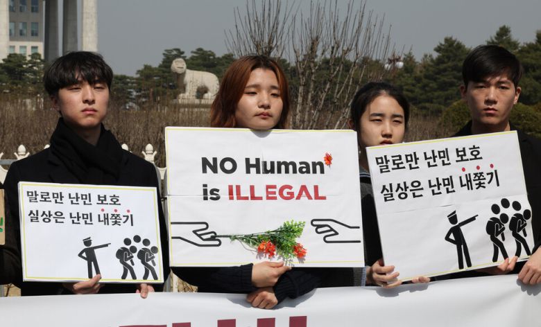 난민인권네트워크, 참여연대, 대한변호사협회 등 여러 시민사회단체 활동가들이 국회에 발의된 난민법 개정안 폐기를 촉구하는 손팻말을 들고 있다. 김혜윤 기자