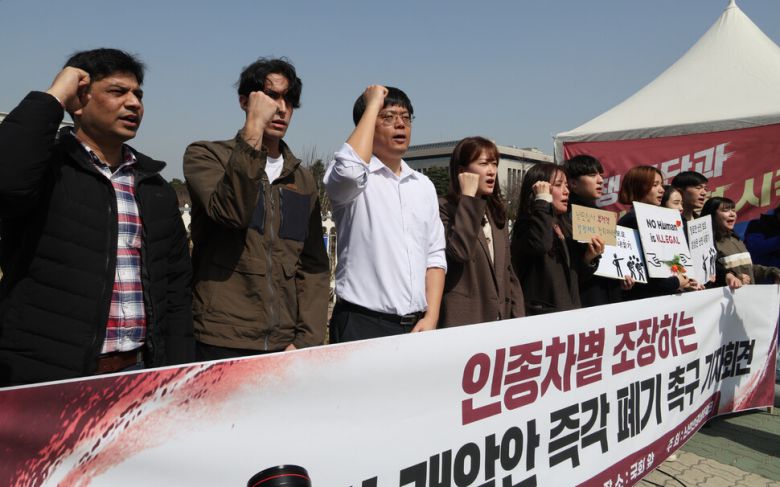 기자회견 참석자들이 구호를 외치고 있다. 김혜윤 기자