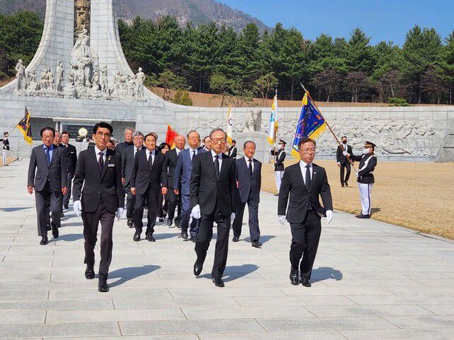 22일 이명박 전 대통령이 사면 뒤 처음으로 대전 현충원을 찾으면서 공식 활동을 재개했다. 이명박재단 제공