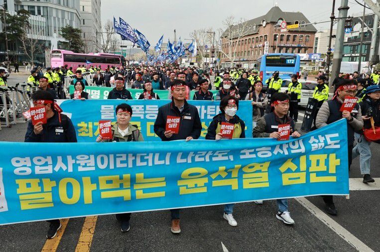 민주노총 주최로 25일 서울 종로구 대학로 일대에서 ‘민생파탄·검찰독재 윤석열 심판 투쟁선포대회’가 열리고 있다. 연합뉴스