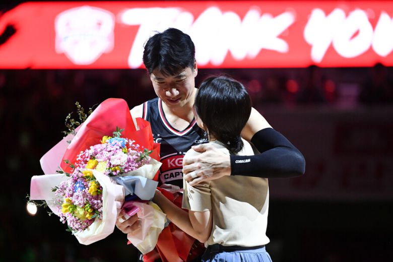 인삼공사 양희종(왼쪽)이 26일 안양체육관에서 디비와 경기 하프타임에 열린 은퇴식에서 아내 김사란씨와 포옹하고 있다. KBL 제공