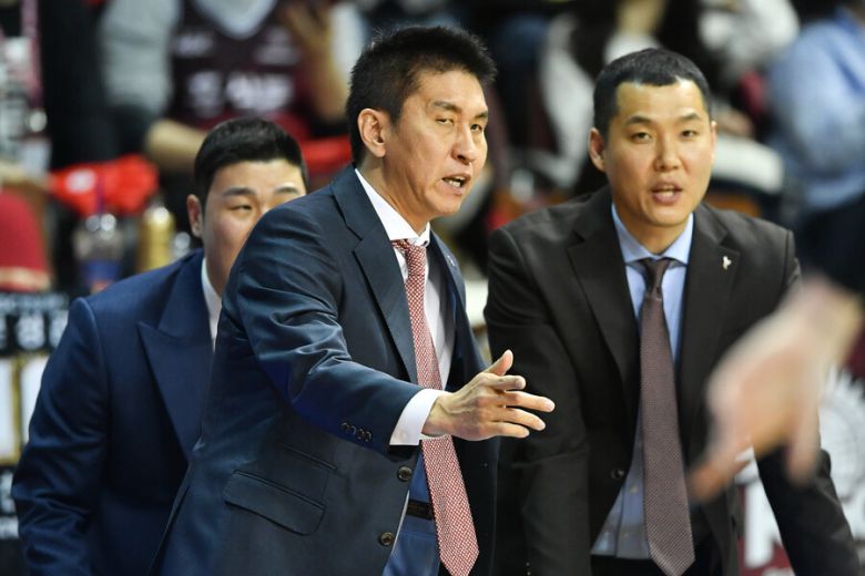 김상식(가운데) 안양 케이지시(KGC) 인삼공사 감독이 26일 안양체육관에서 열린 2022∼2023 SKT에이닷 프로농구(KBL) 원주 디비(DB)와 경기를 지켜보고 있다. KBL 제공