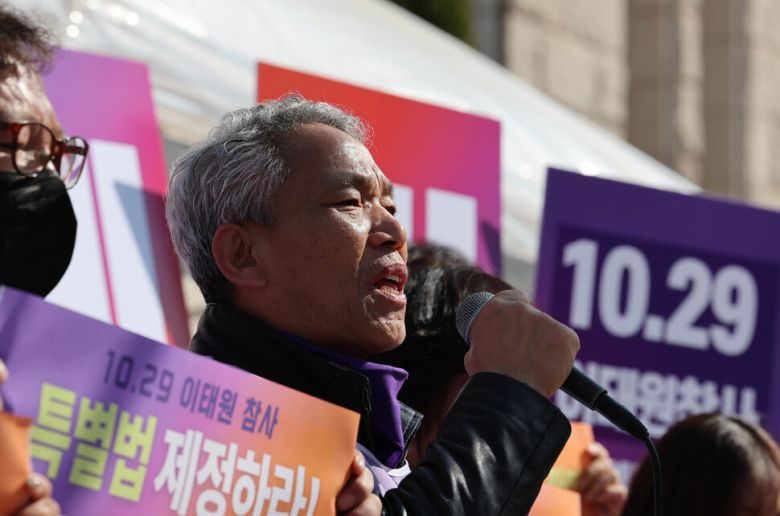 10·29 이태원참사 희생자 고 송채림씨의 아버지 송진영씨가 27일 오전 서울 중구 서울광장 분향소 앞에서 열린 ‘진실을 찾는 10일간의 순례  10·29 진실버스 출발 기자회견’에서 진상규명을 위한 독립적 진상조사기구 설치 특별법 국민동의청원을 호소하고 있다. 백소아 기자