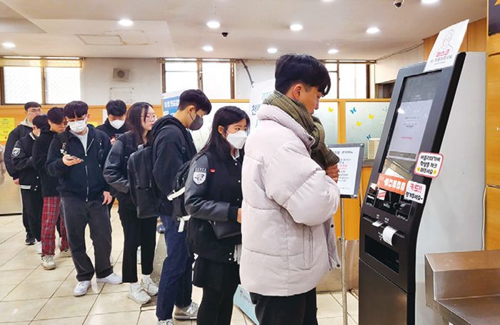 학생들이 식권 구매 순서를 기다리고 있다.