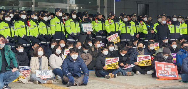 5·18부상자회와 공로자회, 대한민국 특전사 동지회가 2월19일 5·18 기념문화센터에서 ‘포용과 화해와 감사 대국민 공동선언식’을 강행하자, 광주 시민단체 회원들이 이를 규탄하고 있다. 정다은 광주시의원(맨앞 줄 왼쪽에서 첫번째)이 팻말을 들고 앉아 있다. 정대하 기자