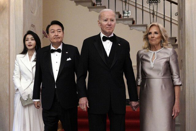 지난달 26일(현지시각) 미국을 국빈 방문한 윤석열 대통령과 김건희 여사가 워싱턴 디시(DC) 백악관에서 열린 국빈 만찬에 참석하자 조 바이든 미국 대통령과 질 바이든 여사가 맞이하고 있다. 연합뉴스