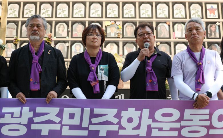 10·29이태원참사 희생자 유가족들이 17일 오전 서울 중구 서울광장 이태원 참사 희생자 합동분향소 앞에서 기자회견을 열어 5·18광주민주화운동 43주년 기념행사 참석 등 광주 방문 일정을 설명하고 있다. 김정효 기자