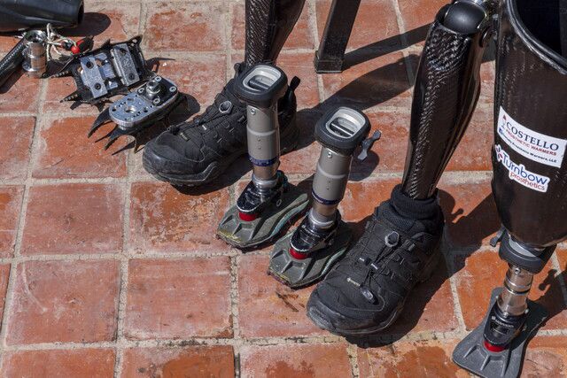 지난 4월3일 네팔 산악인 하리 부다 마가르(43)가 에베레스트 등정을 앞두고 기자들과 간담회를 열었다. 마가르가 등반할 때 사용하는 의족들이다. EPA 연합뉴스