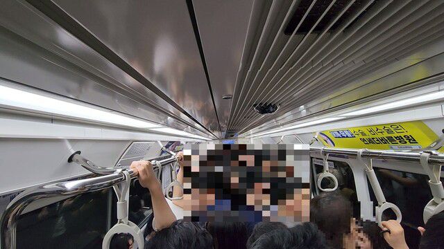 26일 아침 7시46분 김포도시철도(김포골드라인) 풍무역에서 고촌역으로 향하는 열차 안. 종착지인 김포공항역까지는 아직 역 하나가 남았지만, 이미 사람들이 꽉 차 발디딜 틈이 없었다. 고병찬 기자