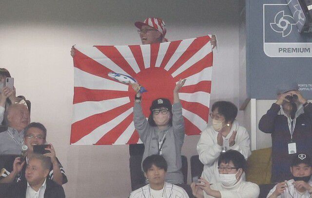 3월10일 오후 일본 도쿄돔에서 열린 2023 세계야구클래식(WBC) B조 1라운드 한국과 일본의 경기에서 한 관중이 욱일기를 들고 있다. 한국야구위원회(KBO)는 대회 개막 전 WBC 조직위원회(WBCI)와 일본 라운드 조직위원회 측에 욱일기 응원 제지를 요청했다. KBO는 욱일기가 등장하자 대회 조직위원회 측에 항의했다고 밝혔다. 도쿄/연합뉴스