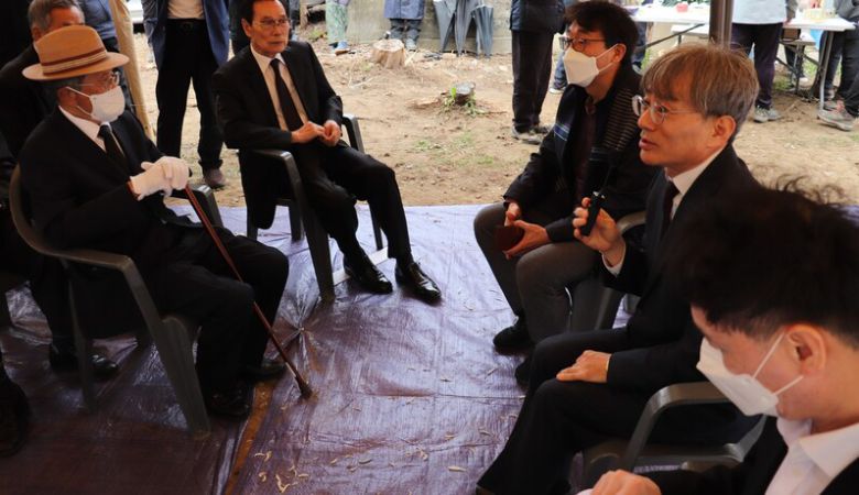 지난 4월 11일 오후 충주 호암동 충주 국민보도연맹 사건 유해발굴 사업 개토제 현장에서 한국전쟁 전후 민간인 희생자 전국유족회 회원들과 이야기하는 김광동 위원장(마이크 든 사람). 이날 김 위원장은 유가족들을 위로하며 진실규명과 함께 배·보상이 이뤄지도록 하겠다고 말한 바 있다. 고경태 기자