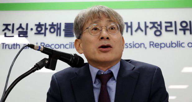 지난 5월25일 오전 서울 중구 퇴계로 진실·화해를위한과거사정리위원회(진실화해위) 6층 대회의실에서 열린 진실화해위 2주년 맞이 기자간담회에서 김광동 위원장이 발언하고 있다. 김경호 기자 jijae@hani.co.kr