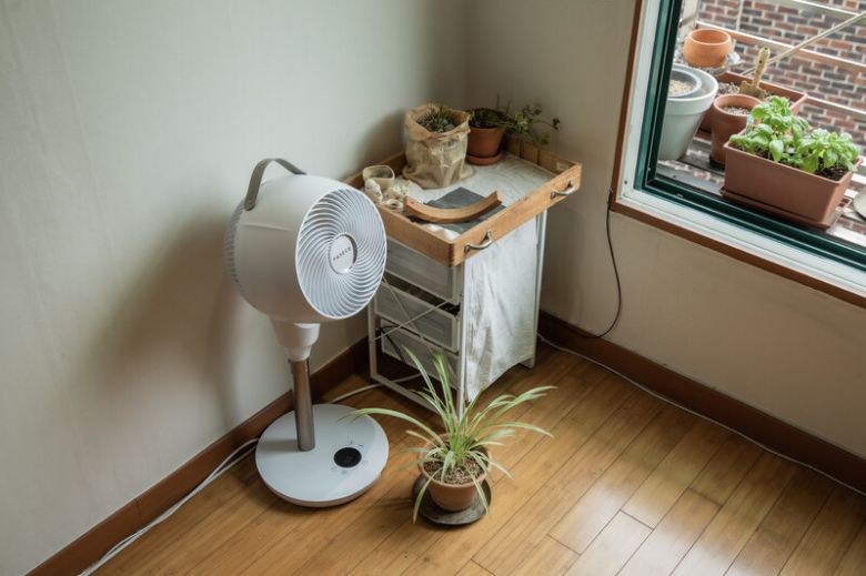 이현진씨가 창가에 서큘레이터를 두고 환기하는 데 사용하고 있다. 스튜디오 어댑터 염서정