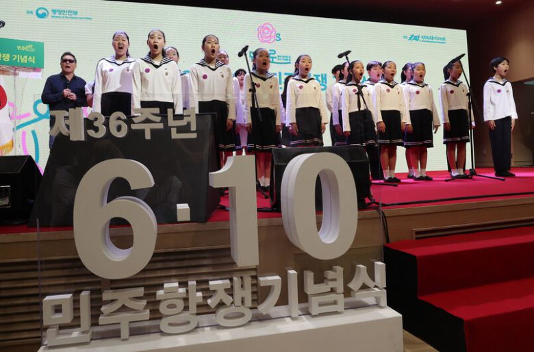 10일 오전 서울 중구 명동성당에서 열린 제36주년 6·10민주항쟁 기념식에서 참석자들이 <광야에서>를 함께 부르고 있다. 백소아 기자 thanks@hani.co.kr