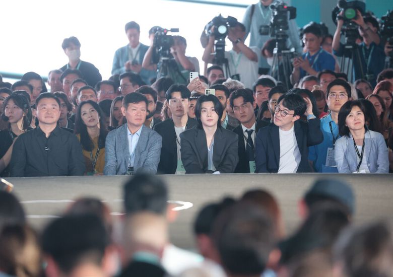 26일 오후 서울 코엑스에서 열린 삼성전자 ‘갤럭시 언팩 2023’ 행사에서 비티에스(BTS) 슈가가 참석해 자리하고 있다. 연합뉴스