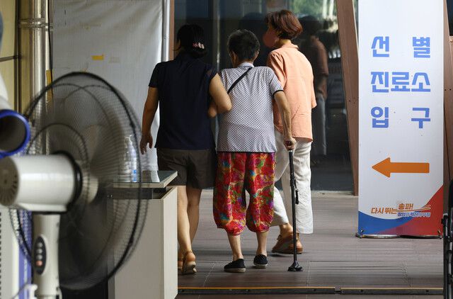 코로나 하루 확진자가 치솟으면서 재유행 우려가 나오는 가운데 31일 서울의 송파구 보건소에 마련된 선별진료소에서 시민들이 검사를 받기 위해 검사소로 향하고 있다. 윤운식 선임기자 yws@hani.co.kr