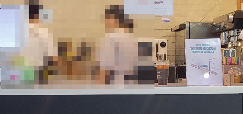 14일 오전 인천 중구2청사 카페에서 커피를 일회용 컵에 담아 제공하는 모습. 이승욱 기자