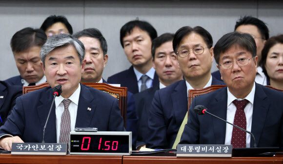 조태용 국가안보실장이 30일 국회에서 열린 운영위원회 전체회의에서 의원 질의에 답변하고 있다. 앞줄 오른쪽은 김대기 대통령비서실장. 연합뉴스