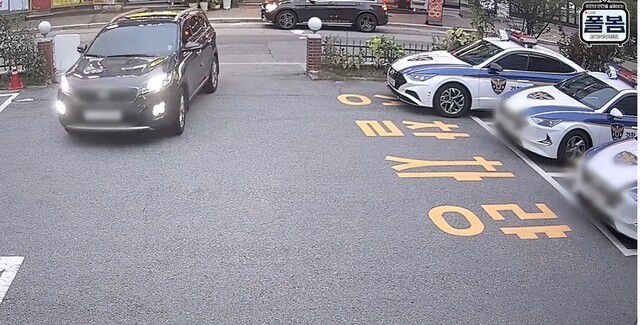 지난달 16일 ㄱ씨가 음주운전을 한 상태로 경기도 고양시 한 경찰 지구대로 들어와 주차하고 있다. 경찰청 유튜브 갈무리