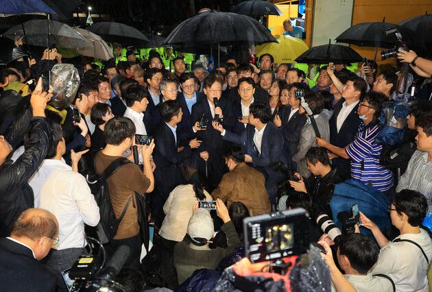 이재명 더불어민주당 대표가 27일 법원의 구속영장 기각 뒤 경기 의왕 서울구치소를 나서며 발언하고 있다. 연합뉴스