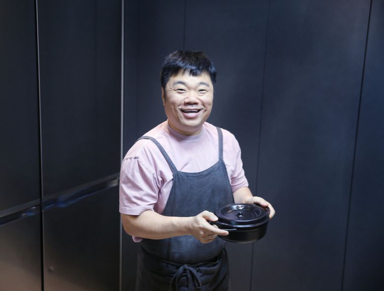 ’옥주부’ 정종철이 주방에서 냄비를 든 모습. ‘박미향 기자 mh@hani.co.kr