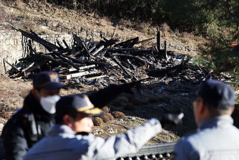 30일 오전 경기도 안성시 칠장사 요사채 화재 현장 출입을 경찰이 통제하고 있다. 이 화재로 조계종 총무원장을 지낸 자승스님이 입적했다.  안성/연합뉴스