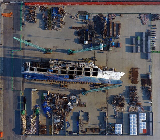 2017년 3월23일 바다 위로 떠올라 4월10일 목포 신항만으로 와 옆으로 누워있는 세월호. 2017년 9월 드론을 띄워 촬영한 사진이다. 김봉규 기자 bong9@hani.co.kr