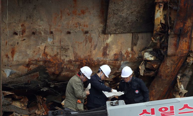 2017년 6월 세월호가 거치돼 있던 전남 목포신항에서 세월호 선내수색 중 사람의 것으로 추정되는 뼈가 발견되자 선주(맨 왼쪽)를 포함한 감식단원들이 무언가를 살펴보고 있다. 연합뉴스