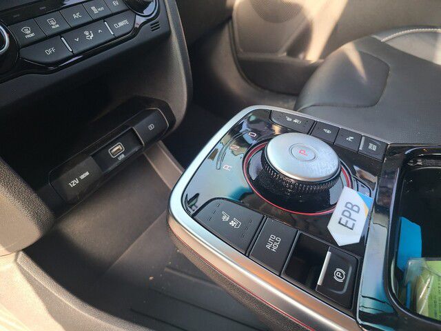 자동변속기와 함께 있는 EPB.