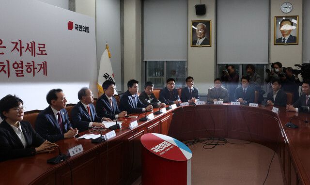 국민의힘 김기현 대표가 사퇴한 다음날인 14일 윤재옥 원내대표 겸 대표 권한대행과 지도부가 국회에서 열린 최고위원회의에서 어두운 표정을 짓고 있다. 연합뉴스
