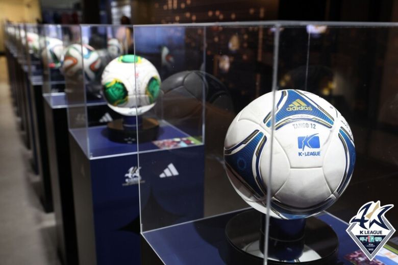 역대 K리그 공인구들이 22일부터 서울 영등포구 영등포아트스퀘어에서 열리는 ‘K리그:더 유니버스’ 전시장에 놓여 있다. 한국프로축구연맹 제공