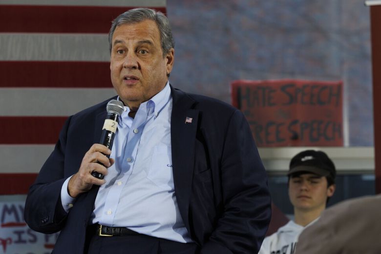 미국 공화당 대선 경선 후보인 크리스 크리스티 전 뉴저지 주지사가 지난 7일(현지시각) 뉴햄프셔주 킨주립대학에서 학생과 지역 주민들 앞에서 발언하고 있다. 킨/EPA 연합뉴스