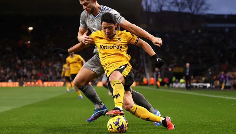 잉글랜드 프리미어리그 울버햄프턴의 황희찬이 31일(한국시각) 열린 2023∼2024시즌 EPL 에버턴과 경기에서 공을 다투고 있다. 울버햄프턴 누리집 갈무리