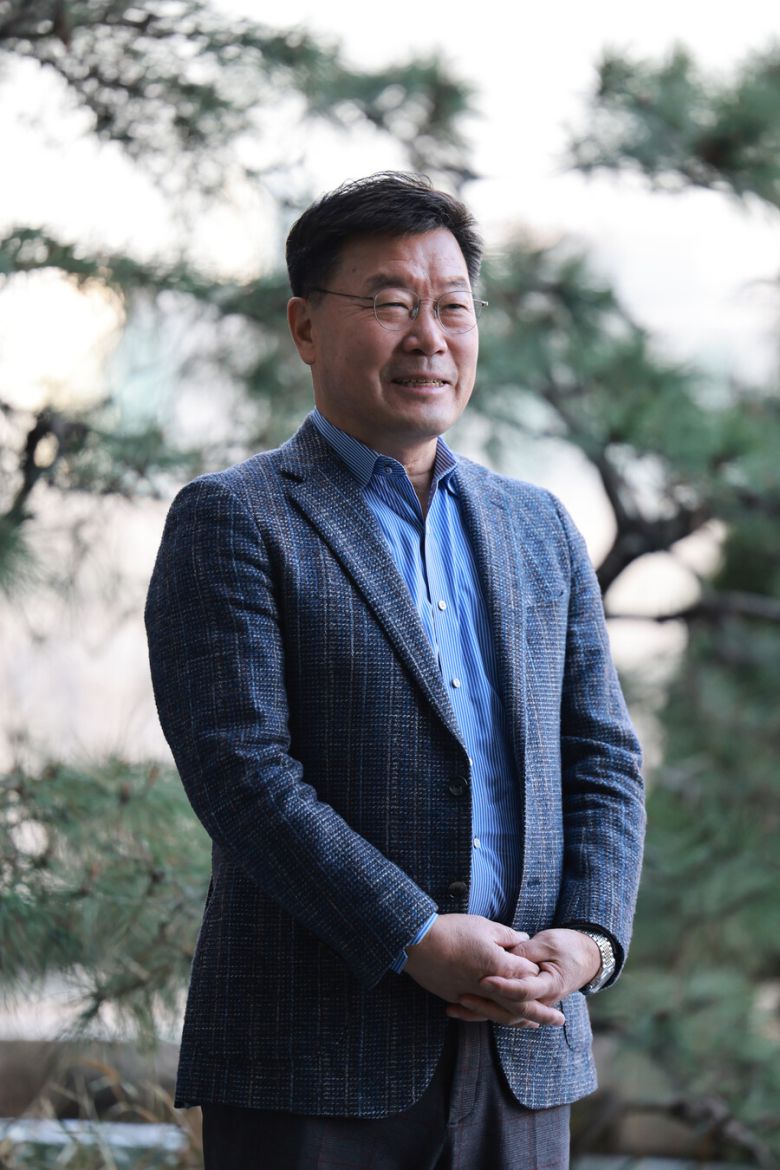 김경식 고철연구소 소장 겸 이에스지(ESG) 네트워크 대표가 지난달 26일 오후 서울 마포구 공덕동 한겨레신문사에서 중대재해처벌법 시행 2년의 성과와 개선과제를 주제로 인터뷰하기 전에 사진을 찍고 있다. 김혜윤 기자 unique@hani.co.kr